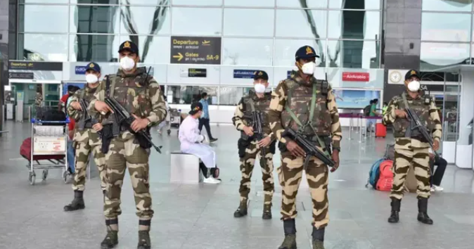 मंगलुरु एयरपोर्ट पर CISF ने लौटाया 10 हजार डॉलर से भरा पर्स, ईमानदारी की मिसाल बनी सुरक्षा टीम