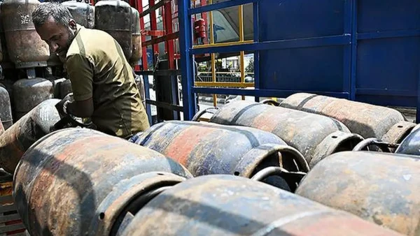कमर्शियल LPG के दाम में ₹993 की वृद्धि; डीजल, पेट्रोल और घरेलू LPG की कीमतें स्थिर