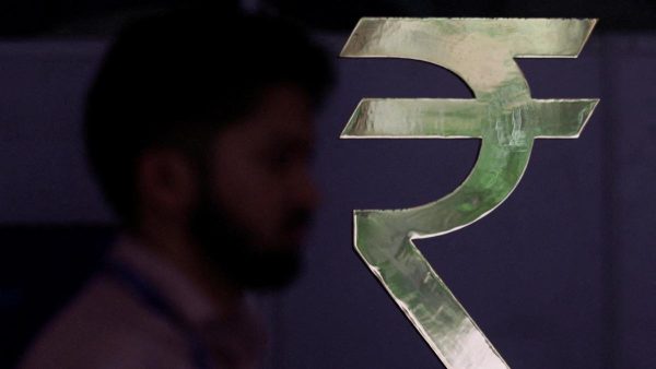 रुपया 67 पैसे गिरकर 95.23 पर बंद हुआ, डॉलर के मुकाबले कमजोर