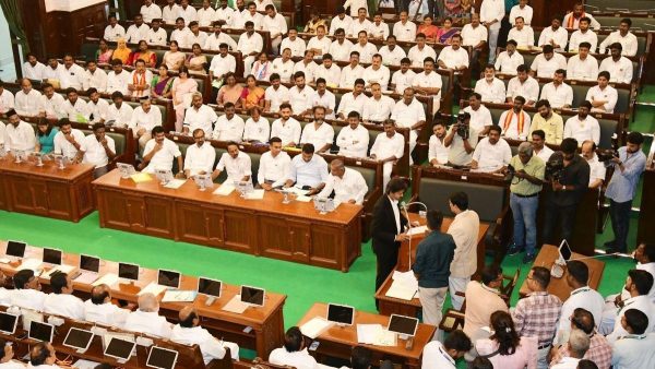 नई निर्वाचित तमिलनाडु विधायक विधानसभा में शपथ ग्रहण करते हैं