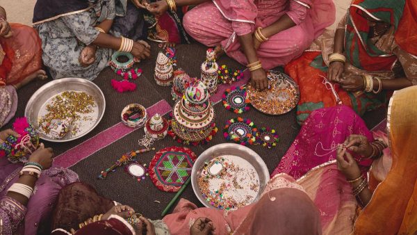 कच्छ और बारमेर की सदियाँ पुरानी मनुष्यों द्वारा निर्मित माणिकाकारी अब लंदन क्राफ्ट्स वीक में प्रदर्शित