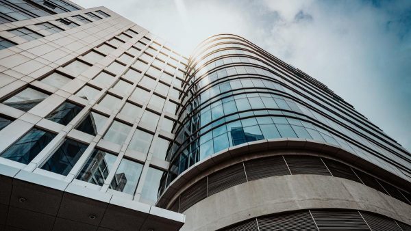 व्यावसायिक स्थानों में किरायदारों की प्राथमिकताओं को दर्शाने के लिए पुनः वायरिंग आवश्यक
