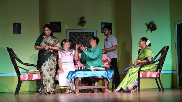 तमिल नाटक ‘मेंटल मनधिल’, अधूरे विवाहों पर नोकझोंक से भरी प्रस्तुति