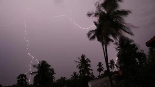 दिल्ली में देर रात बारिश और तूफानी हवाओं का कहर; IMD ने जारी किया ऑरेंज अलर्ट