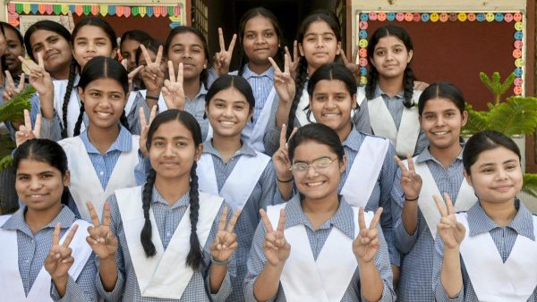 उत्तराखंड बोर्ड परीक्षाओं में लड़कियों ने लड़कों को पछाड़ा; कक्षा 10 व 12 में पास प्रतिशत में बढ़ोतरी