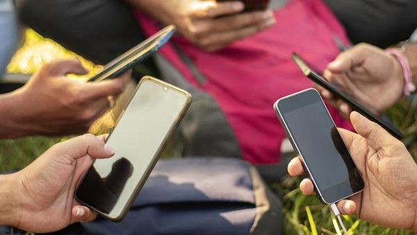 फ्रांस ने यूरोपीय संघ में पहली बार 15 वर्ष से कम उम्र के बच्चों के लिए सोशल मीडिया पर प्रतिबंध लगाया