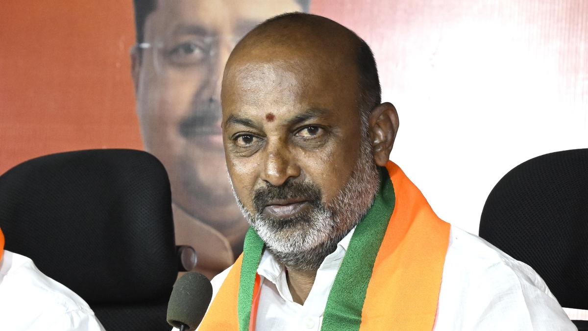 Armed robbery in Karimnagar: Bandi Sanjay praises bravery of jewellery shop staff