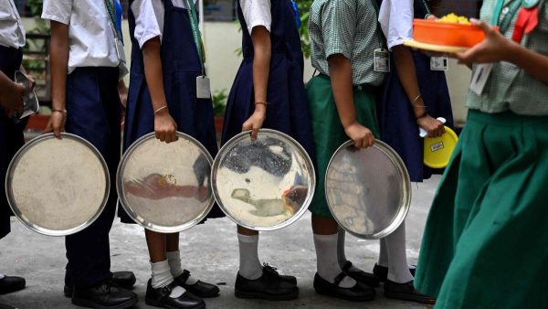 क्या स्कूल के बाग़ीचों में उगाई गई सब्ज़ियां मध्याह्न भोजन को स्वस्थ बना सकती हैं