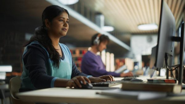 क्या हम कक्षाओं के साथ-साथ परीक्षा हलों में भी एआई को अनुमति दें