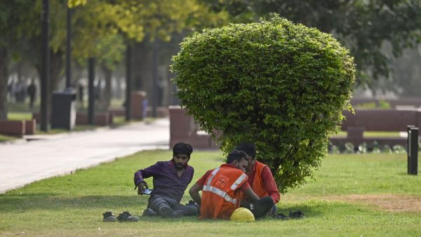 विश्राम के लिए कोई जगह नहीं | भारतीय गर्म शहरों में राहत असमान रूप से वितरित