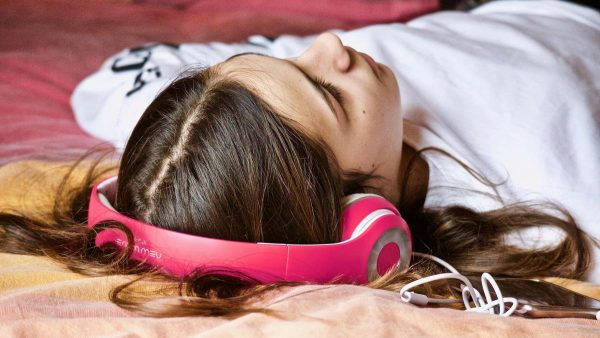 लोरी क्यों प्रभावी होती है: नींद के लिए संगीत के पीछे का विज्ञान