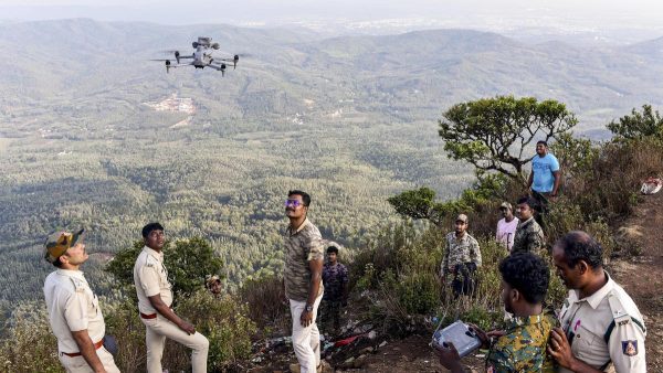विशेषज्ञों ने वन्यजीवन मॉनिटरिंग के लिए ड्रोन तैनाती पर पारिस्थितिक और गोपनीयता संबंधी चिंताएं जताईं