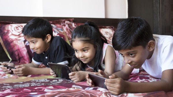 बच्चों की सुरक्षा के लिए टेक कंपनियों का नियम जरूरी, स्कूलों में सिर्फ फोन प्रतिबंध नहीं