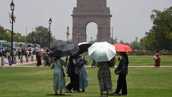 तपती गर्मी, बेचैन रातें: भारत के कई हिस्सों में हीटवेव ने कसिला पकड़ बनाई