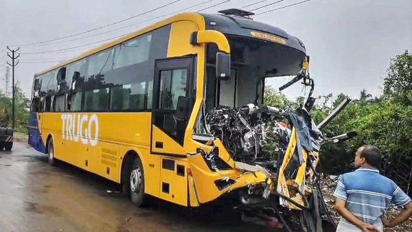यूपी के इटावा में डबल-डेकर बस ने खड़े ट्रक को मारी टक्कर, 2 की मौत 27 घायल