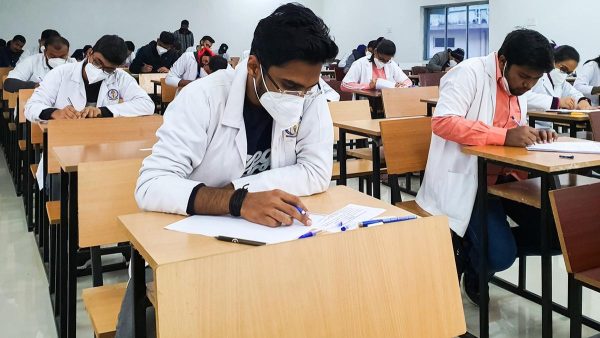 50% बोर्ड के अंक क्यों कर सकते हैं JEE और NEET प्रवेश प्रक्रिया को जटिल