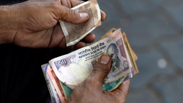 अंतरबैंक विदेशी मुद्रा बाजार में रुपया गिरा 6 पैसे, अमेरिकी डॉलर के मुकाबले 96.42 पर खुला