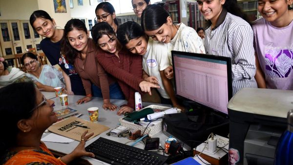 केंद्र ने सीबीएसई कक्षा 12 के उत्तर पुस्तिकाओं के ऑन-स्क्रीन मार्किंग का बचाव किया, पुनर्मूल्यांकन शुल्क में किया कटौती