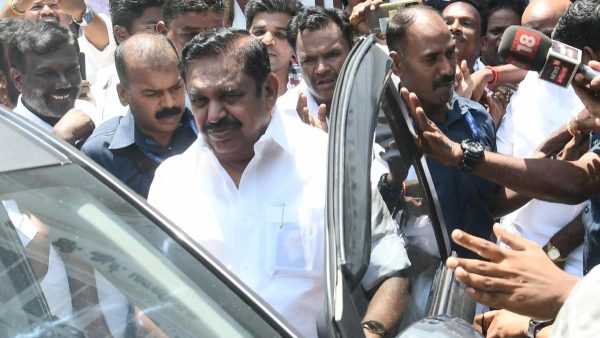 AIADMK के जिला सचिव और वरिष्ठ कार्यकर्ता पलनीस्वामी के समर्थन में एकजुट