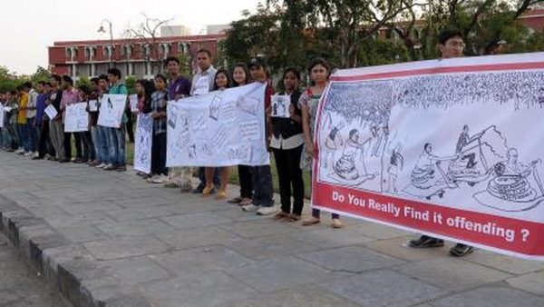स्कूल की पाठ्यपुस्तकों से राजनीतिक कार्टून क्यों हो रहे हैं गायब