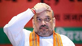 कांग्रेस ने शाह पर लोकतंत्र को क्षति पहुँचाने और विरोधी नेताओं को लुभाने का आरोप लगाया
