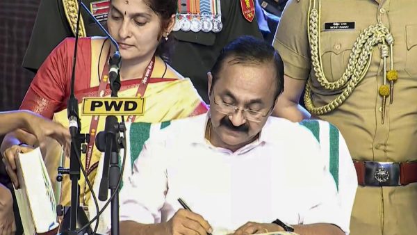 वी. डी. सतीशान को केरल का नया मुख्यमंत्री पद संभालने की शपथ