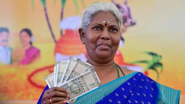 तमिलनाडु राशन कार्डधारकों को अगली वर्ष पोंगल के लिए गुणवत्तापूर्ण धोती और साड़ी प्रदान