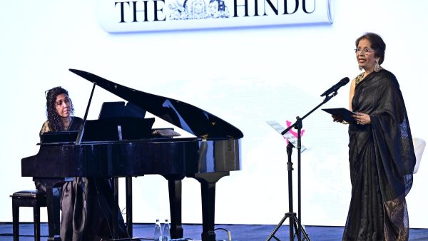 पूर्व राजदूत निरुपमा राव द्वारा सुरम्य संगीत प्रदर्शन के साथ द हिन्दू हडल का समापन