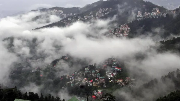 हिमाचल के कांगड़ा जिले में भारी बारिश के लिए मौसम कार्यालय ने रेड अलर्ट जारी, स्कूल कॉलेज बंद