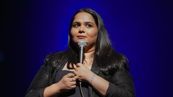 समुखी सुरेश ने बताया क्यों स्टैंड-अप कॉमेडी होनी चाहिए असहज और ईमानदार स्वीकृति