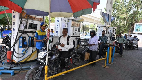 सार्वजनिक तेल कंपनियाँ पेट्रोल, डीजल, एलपीजी में रोजाना ₹550 करोड़ का नुकसान उठा रही हैं: सरकार