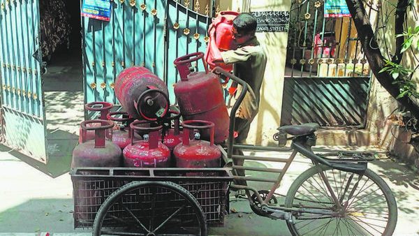 सरकार के 45 दिनों के एलपीजी स्टॉक वाले दावे की सच्चाई की पड़ताल