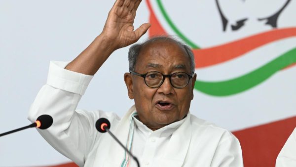 दिग्विजय सिंह ने कक्षा 9 के लिए सीबीएसई की तीन-भाषा नीति स्थगित करने की केंद्र से मांग की