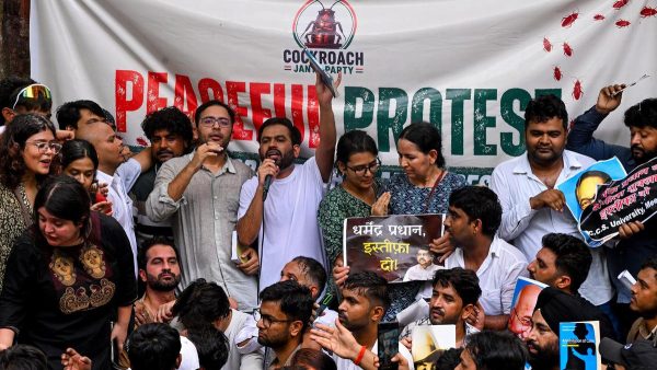 दिल्ली में कॉकरोच जनता पार्टी का प्रदर्शन, प्रधान के इस्तीफे की मांग