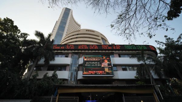 अमेरिका ने ईरान के शांति समझौते के जवाब को अस्वीकार किया, शेयर बाजार में 1% से अधिक की गिरावट