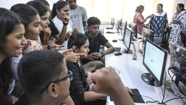 एपी एसएससी रिजल्ट 2026: कक्षा 10 की पास प्रतिशतता 85.25%, लड़कियों का लड़कों से बेहतर प्रदर्शन
