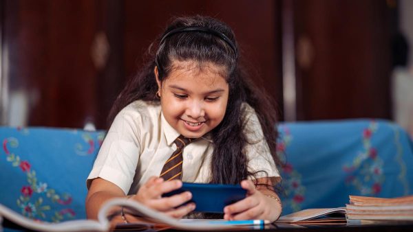 स्वतंत्र रचनाकारों को स्थानीय भाषाओं में शिक्षा विकसित करने में एआई की मदद