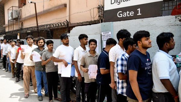 ग्रेजुएट्स का मूल्यांकन प्रवेश परीक्षा के अंक नहीं, योग्यता से करें