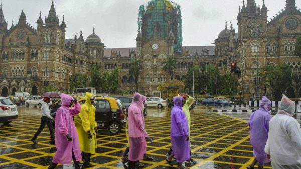मौसम विभाग ने मुंबई में भारी बारिश और तेज़ हवाओं की भविष्यवाणी की